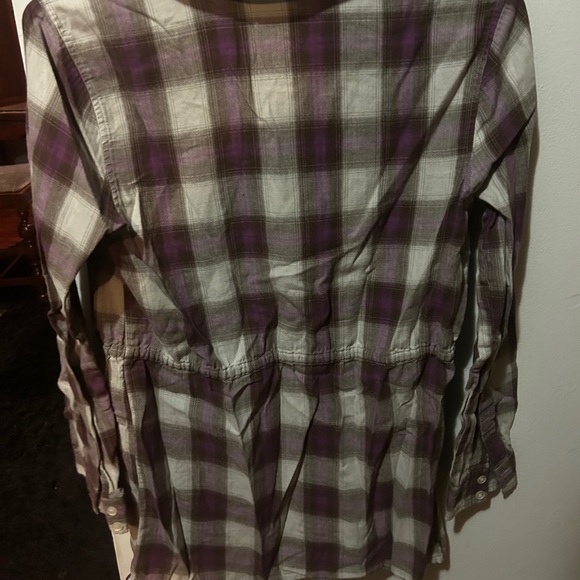 Long sleeve shirt with tie in front size small - Picture 3 of 4